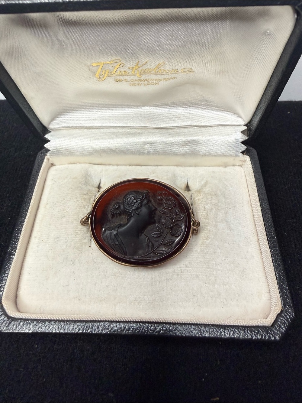 Antique Victorian Revival Carved Brown Cameo Brooch (no clasp)
